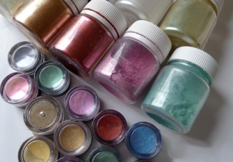 Pearlescent pigments