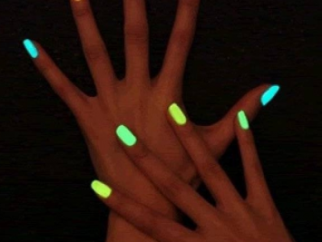 Светящиеся в темноте лаки для ногтей