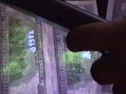 neviditelná barva, svítí pouze pod UV